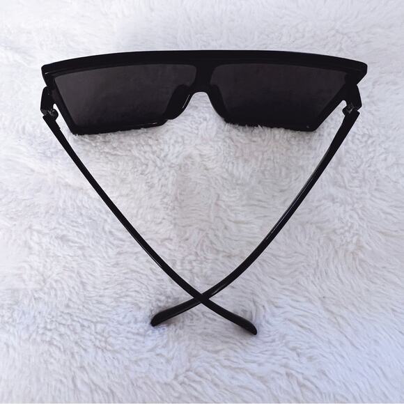 Ivonne Black & Mirrored Oversized Square Sunglasses - Picture 6 of 7
